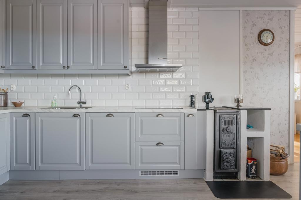 Köket pryds av en vacker vedspis