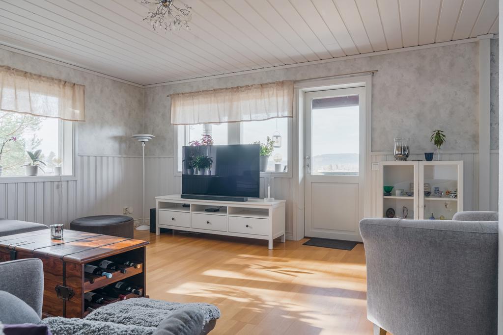 Vardagsrummet har utgång till verandan