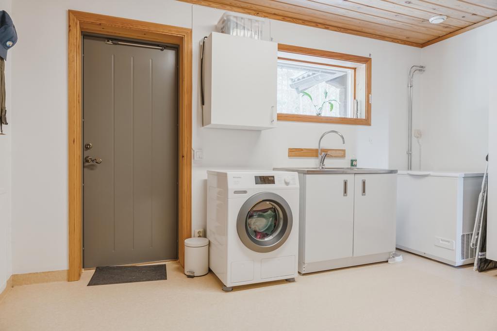 Tvättstuga med groventré (frys på bilden ingår ej)