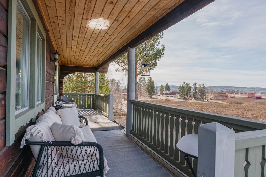 Den rymliga verandan har en imponerande utsikt över omgivningarna.