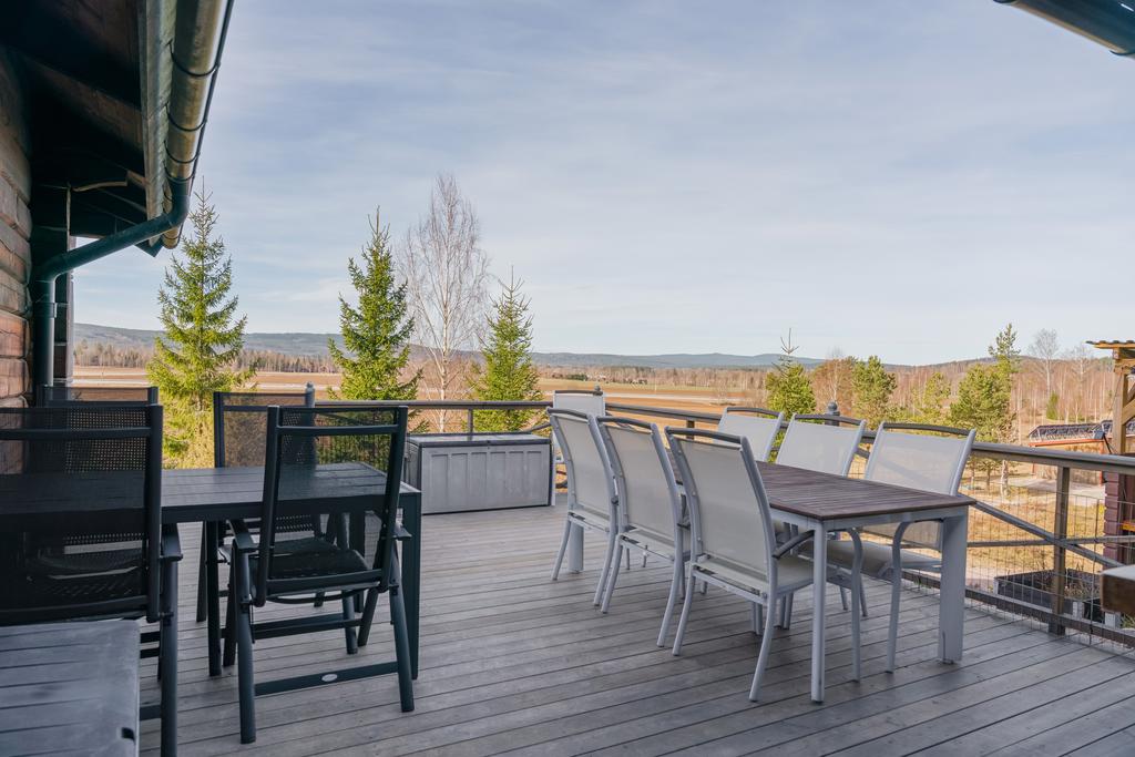 Entrén till bostaden nås via den nybyggda altanen