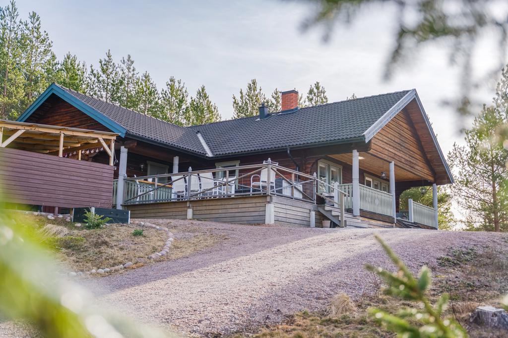 Villan, uppförd år 2000, har genomgått omfattande renoveringar under 2023–2025.