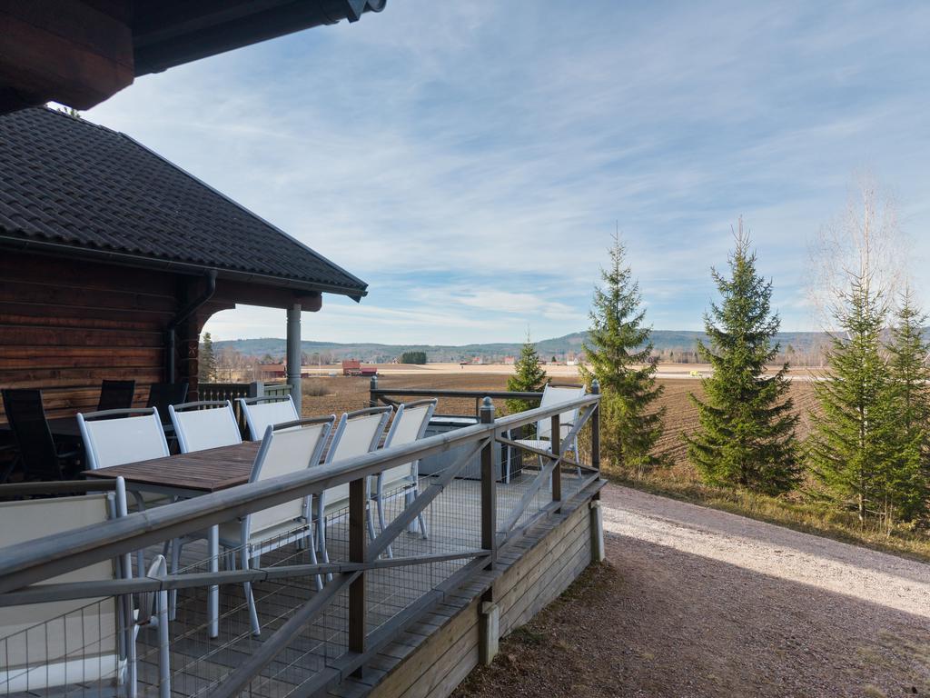 Altanen vid entrén erbjuder generöst med utrymme