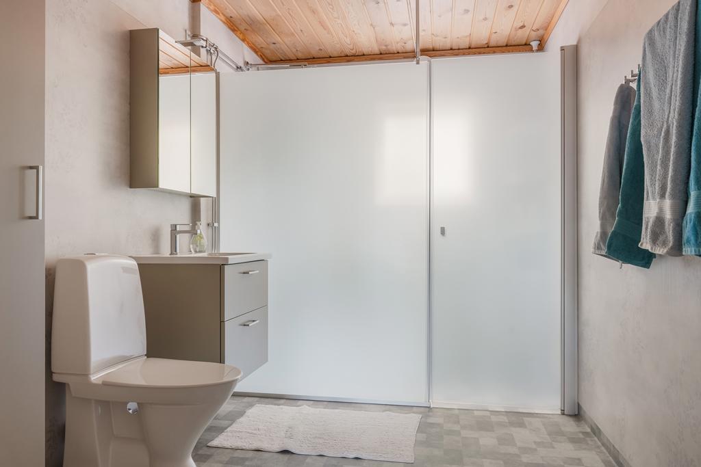 Duschplatsen i badrummet går att stänga till helt