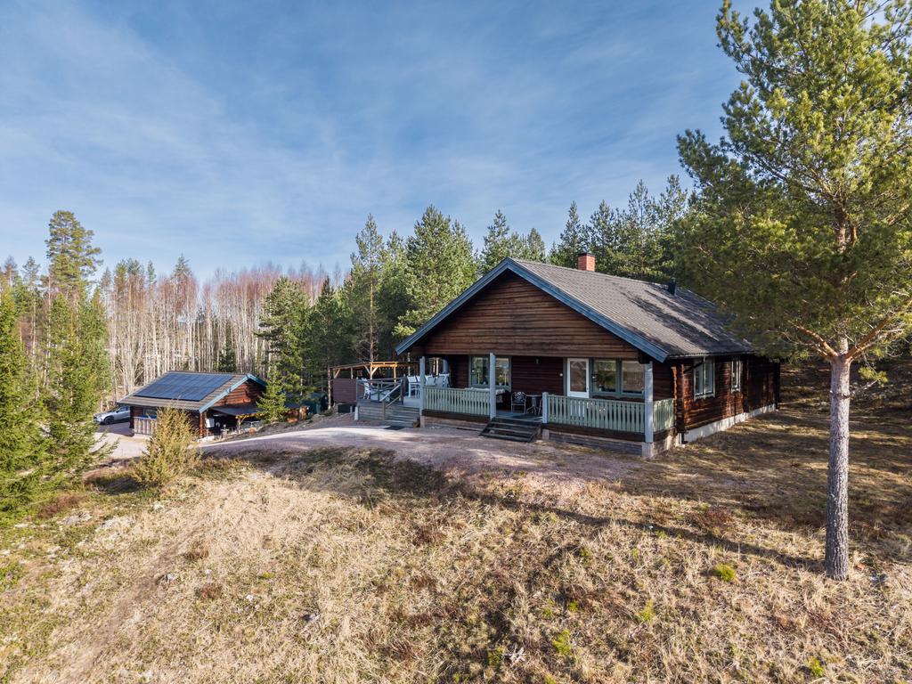 Här bor du med blåbär, lingon och gula kantareller inpå knuten, nära motionsspår och med en imponerande utsikt över omgivande grönska, öppna fält och bergskammar.