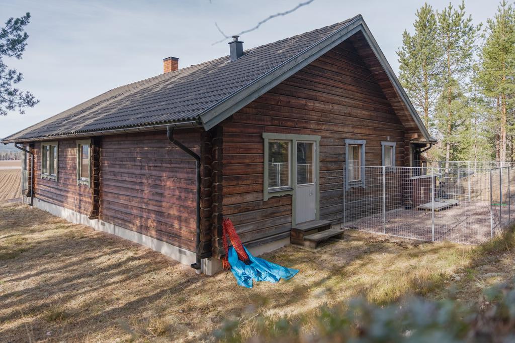 På baksidan av huset finns en hundgård (som kan tas ned om man inte har behovet)