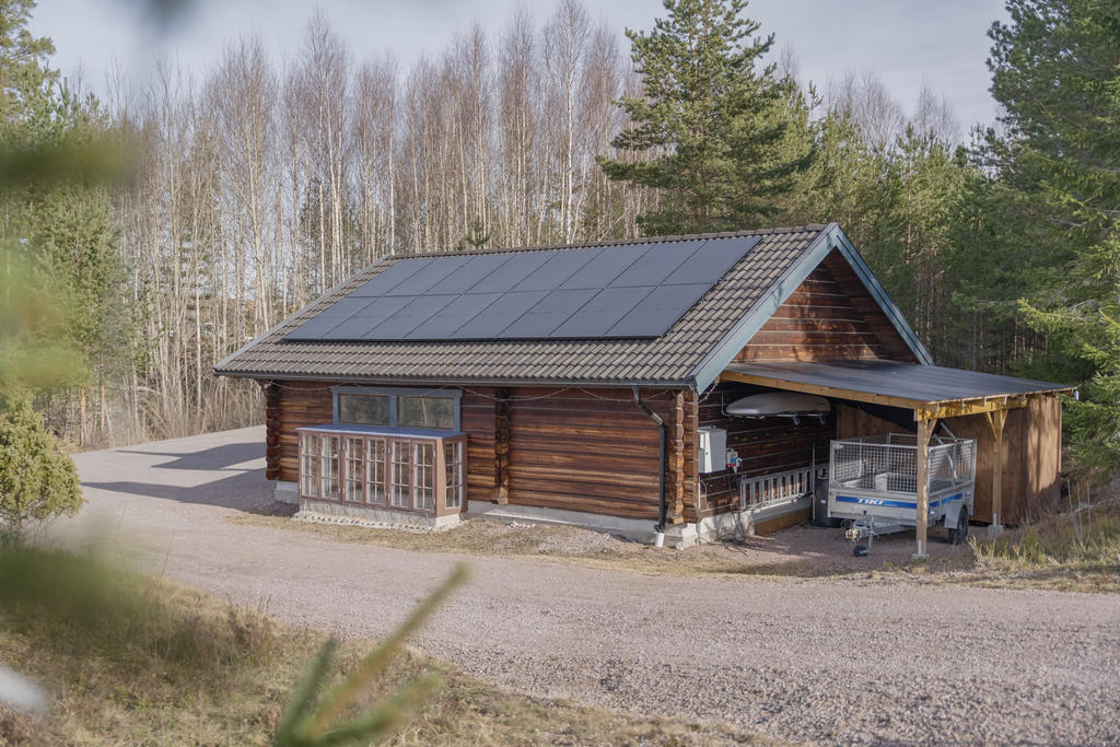 Fristående isolerat dubbelgarage med varmbonad förrådsdel, carport och cykelförråd