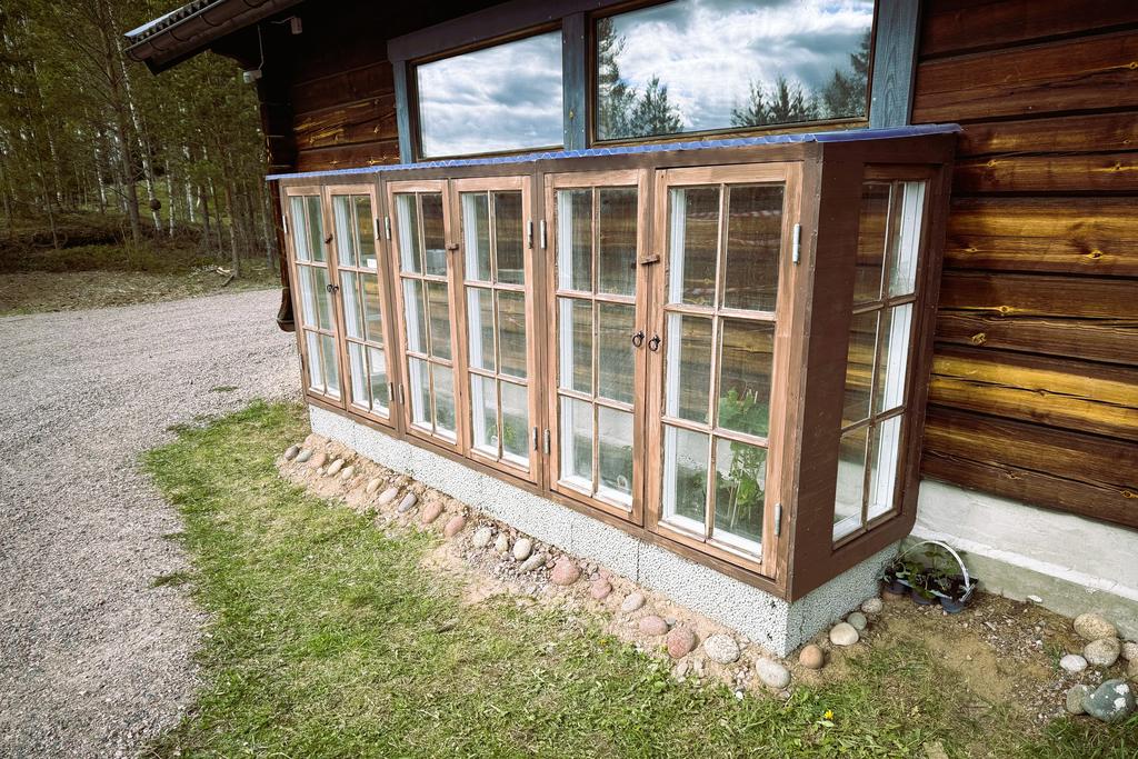 Det lilla fönsterkarmväxthuset vid garaget. Säljarnas bild