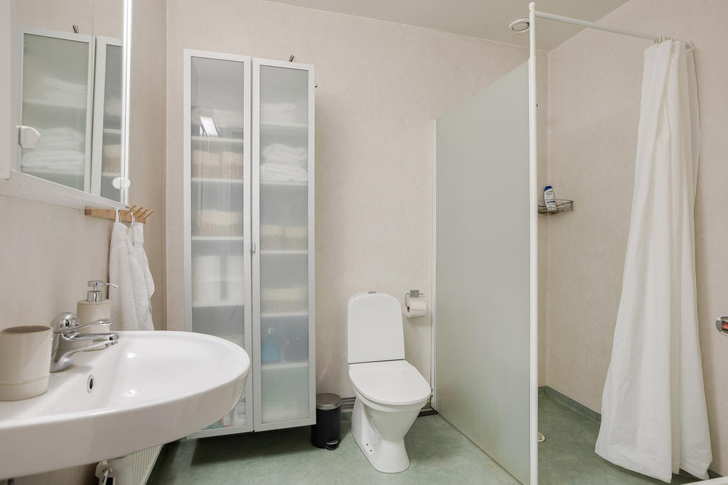 Badrum med badrumskåpoch spegelskåp