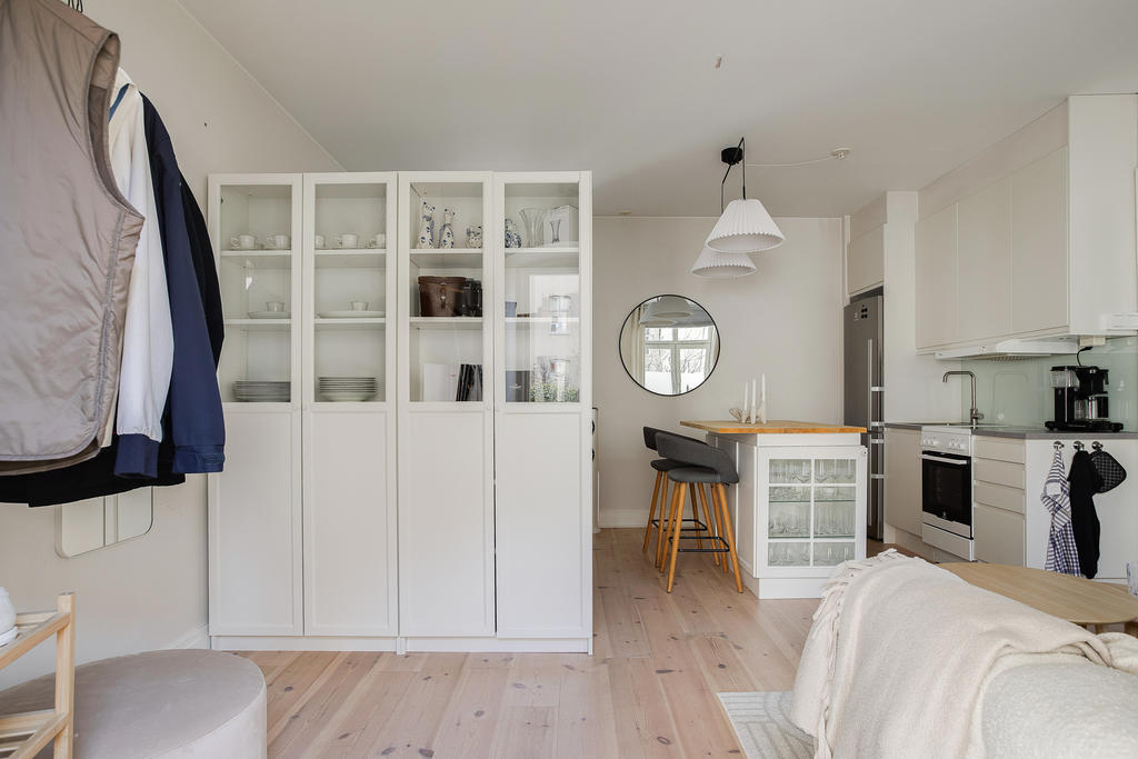 Köksö med vitrinskåp