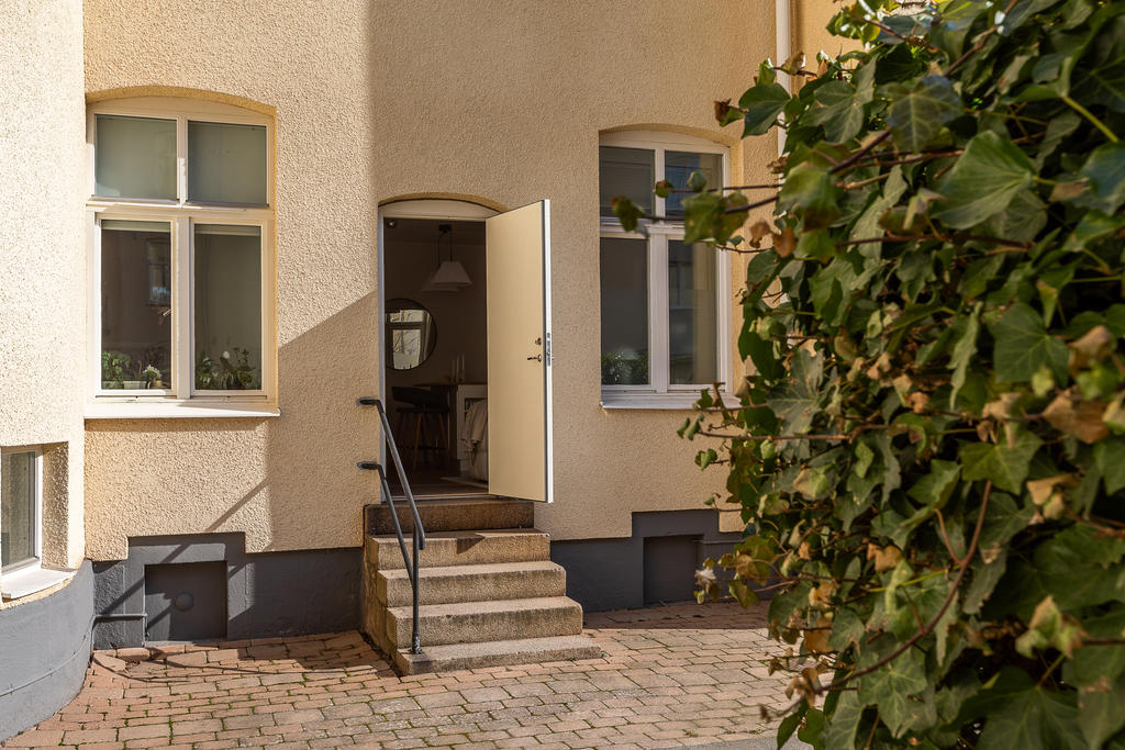 Granne med grön innergård