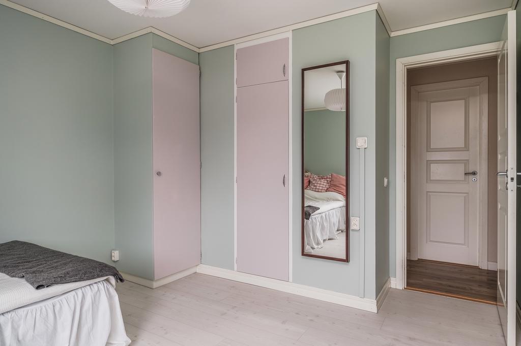 Inbyggda garderober i sovrum 2