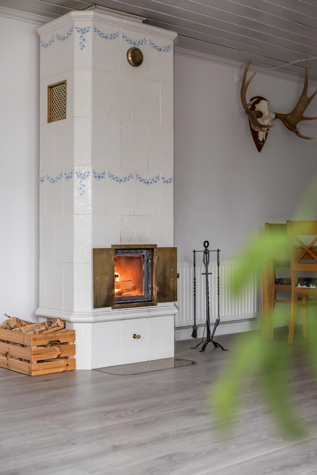 Kakelugnen sprider värme och ljus