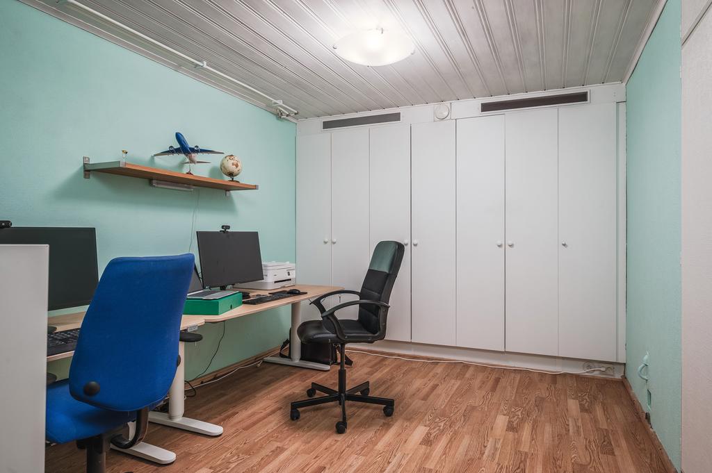 Kontor med inbyggda garderober