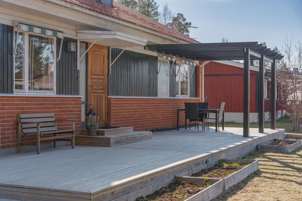 Välkommen in via det stora altandäcket vid entrén