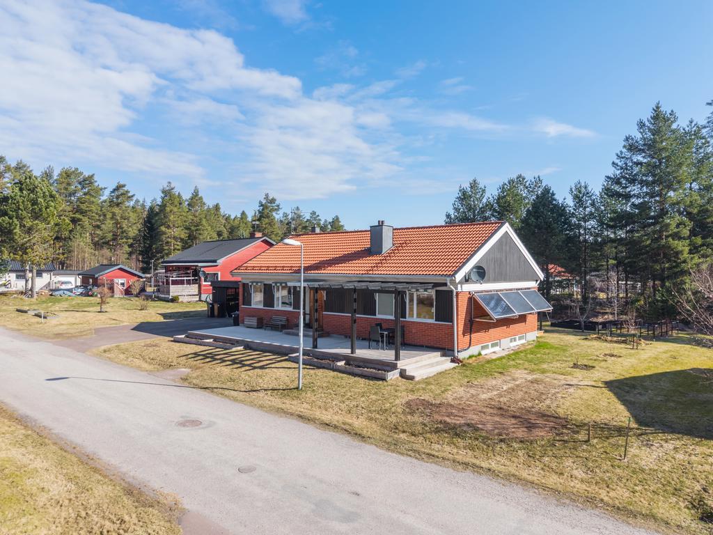 Huset har ett lugnt läge längs Björkvägen