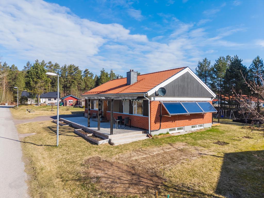Solpaneler på gavelsidan för varmvatten