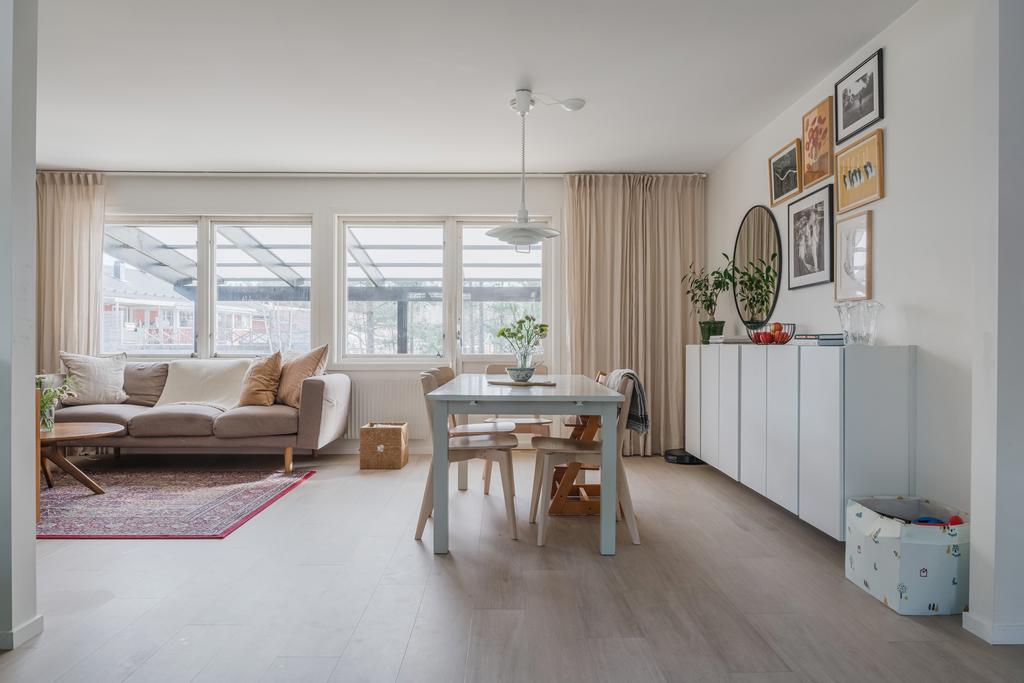 Vardagsrummet har plats för både matgrupp och sittgrupp, samt utgång till altanen mot trädgården.