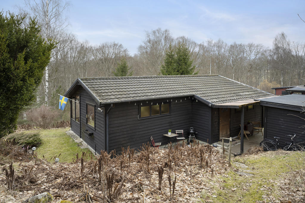 Mindre uteplats i samband med entrén på baksidan med morgonsol