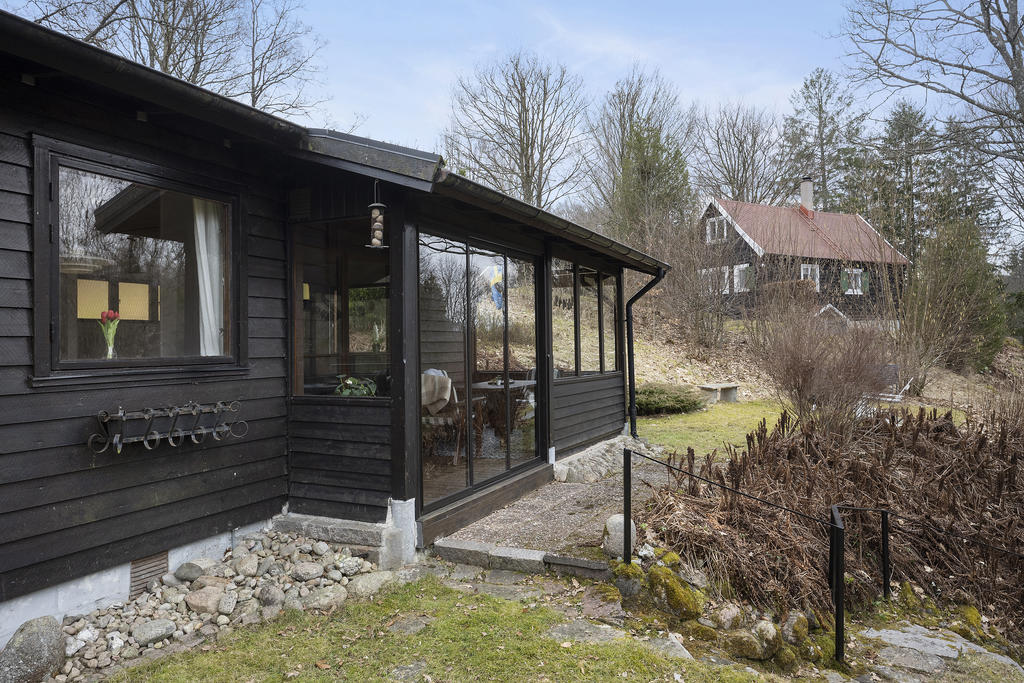 Inglasad altan på framsidan med ingång till vardagsrummet