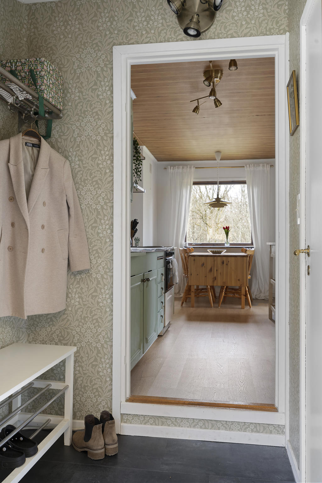 Nyrenoverad hall med ingång till köket