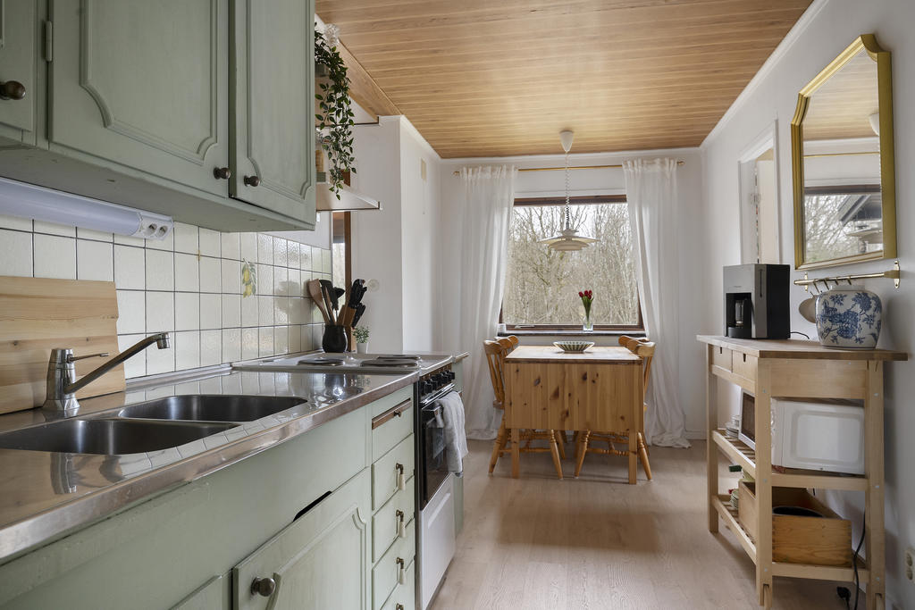 Kök med målade luckor