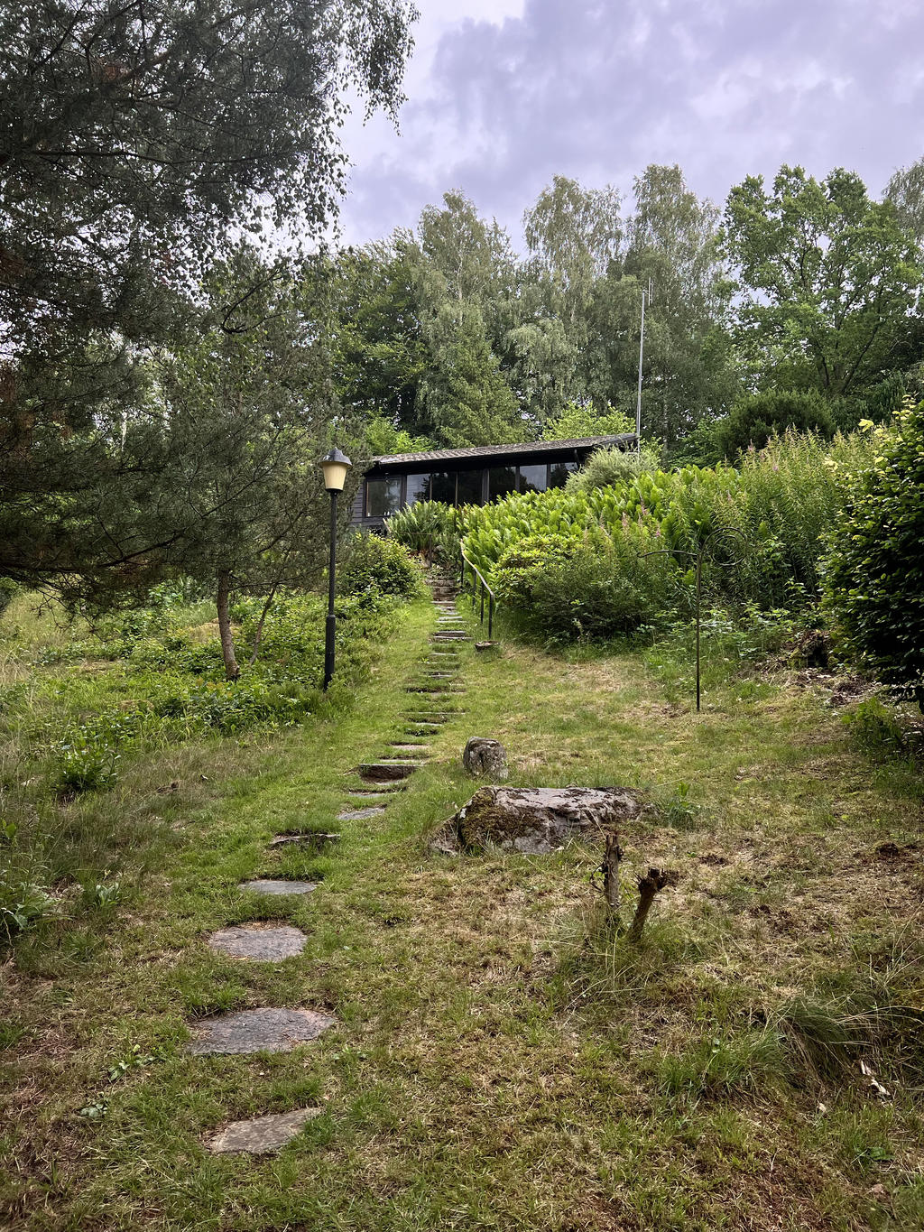 Stugan ligger högt belägen på tomten