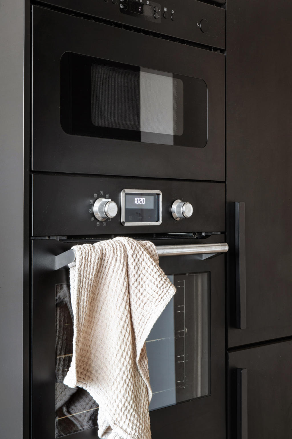 Optimal arbetshöjd med vitvaror i svart