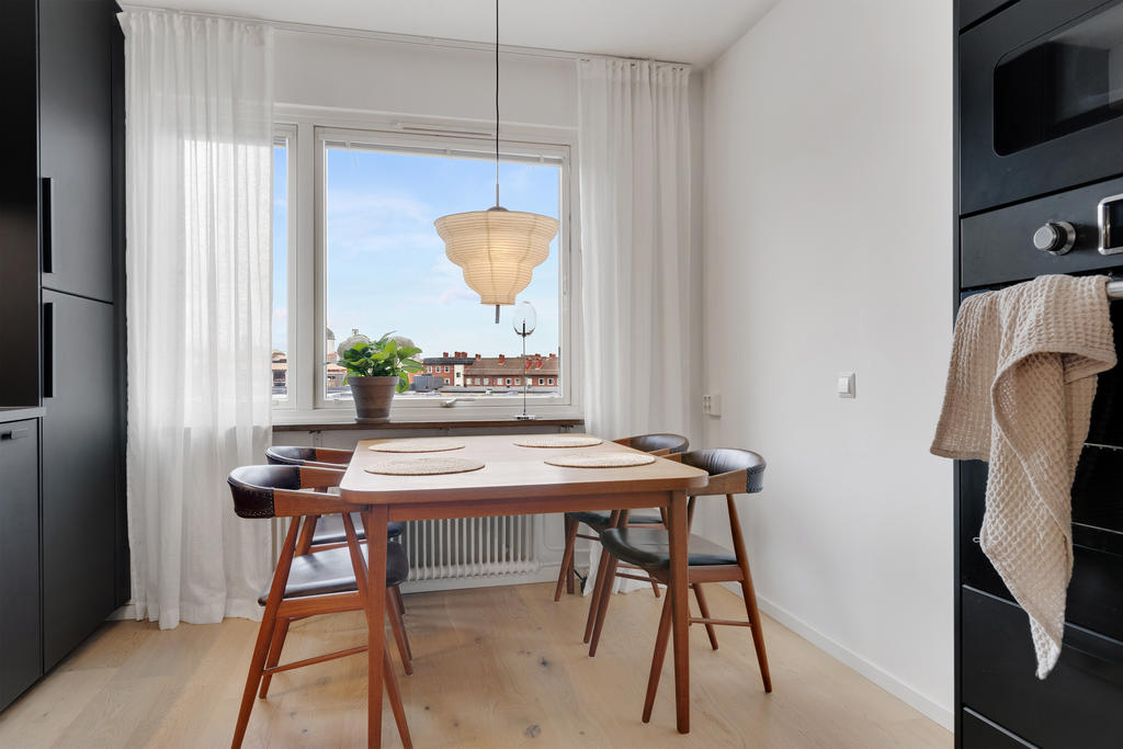 Plats för matbord vid fönstret