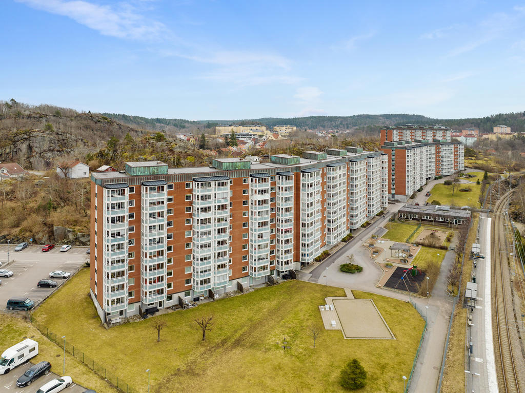 Östra Station erbjuder smidiga tågförbindelser till Göteborg samt norrut, och i närheten finns även busshållplats