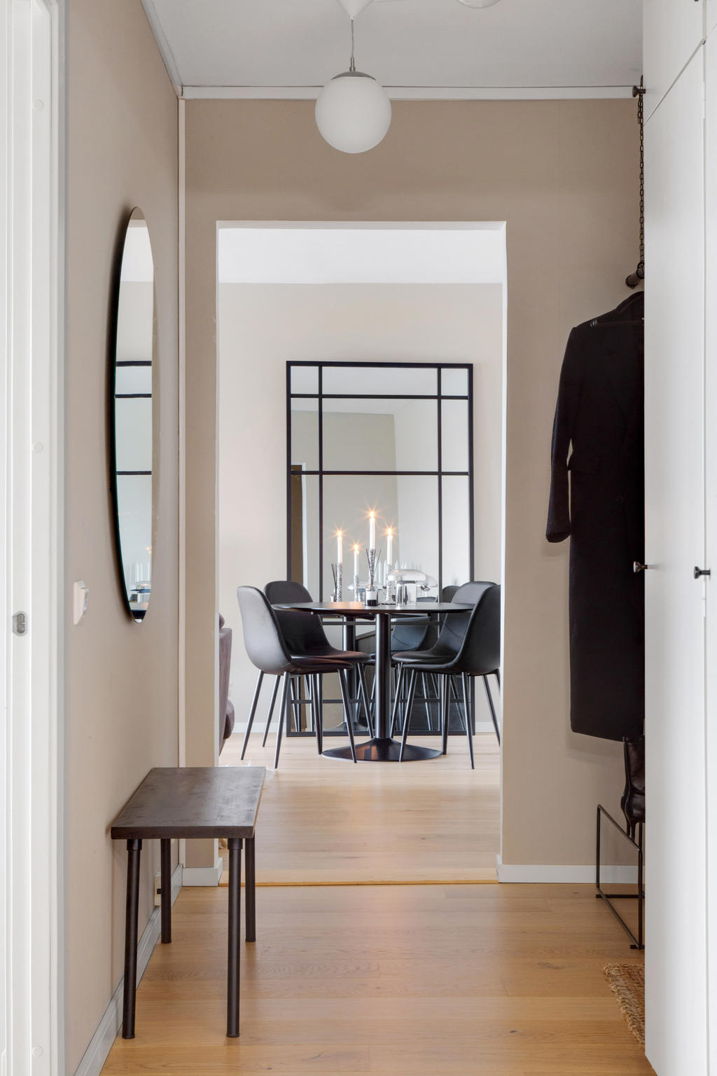 Från hall in mot matplats och vardagsrum