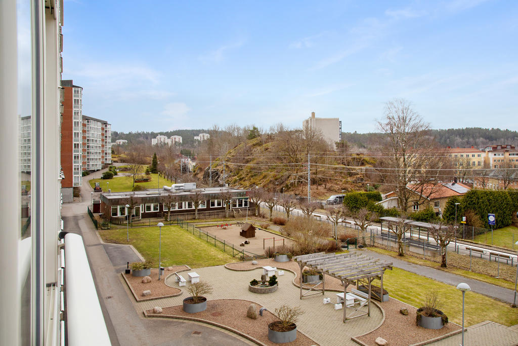 På kort promenadavstånd når du centrum, service, restauranger och annan vardaglig bekvämlighet.