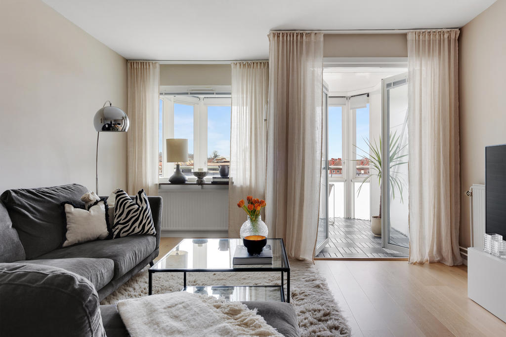 Vardagsrum med utgång till inglasad balkong