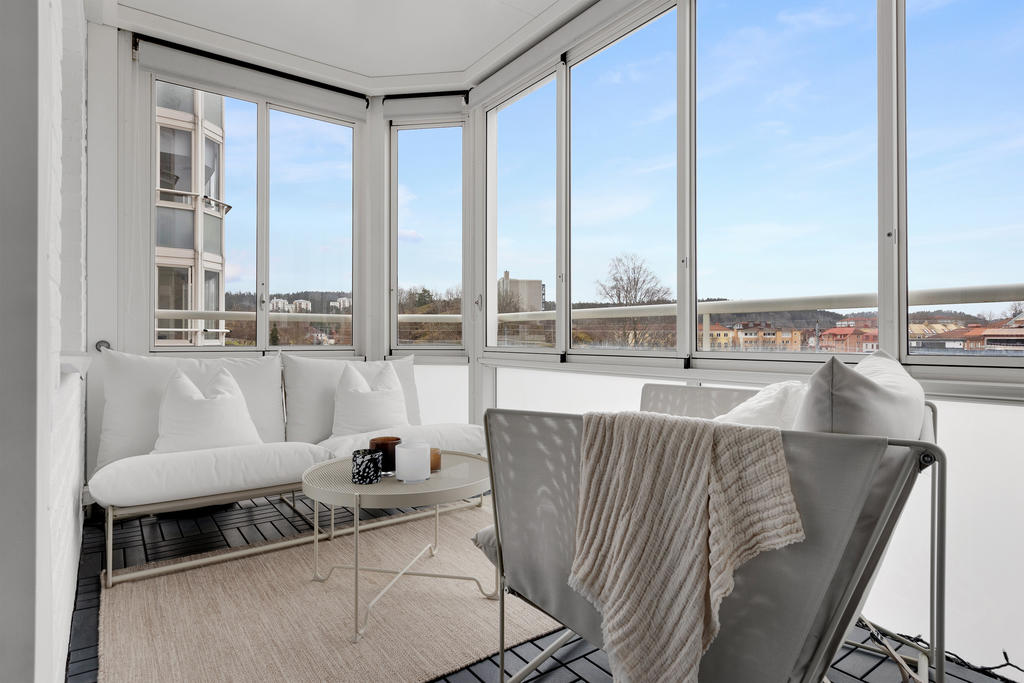 Stor härlig inglasad balkong