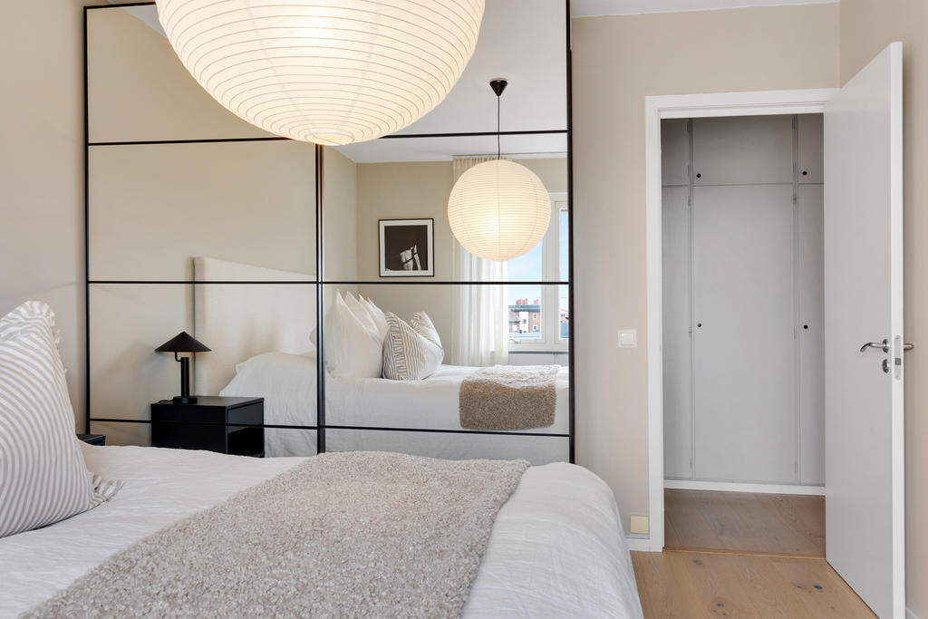 Snygg garderob med spegel och skjutdörrar