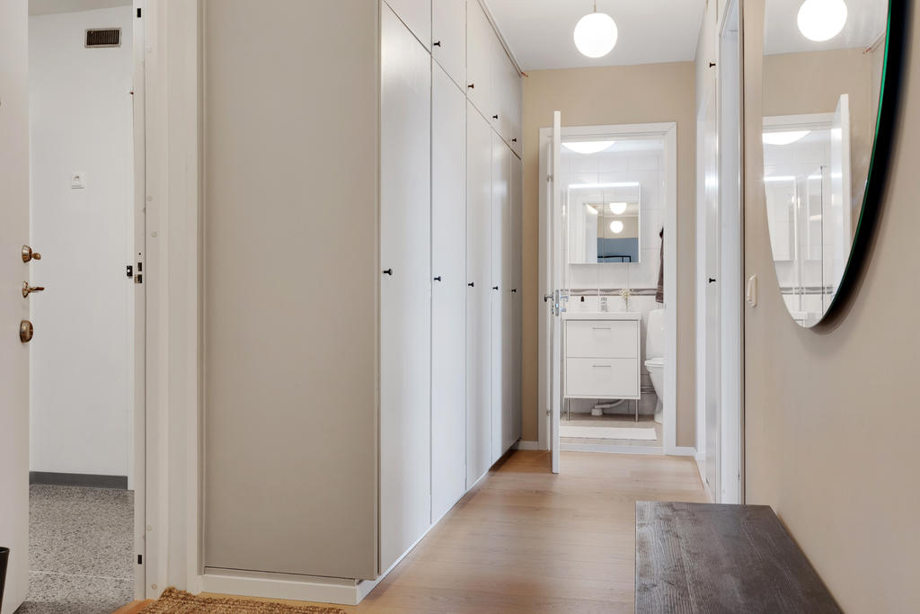 Mycket förvaringsutrymme i garderoberna i hallen