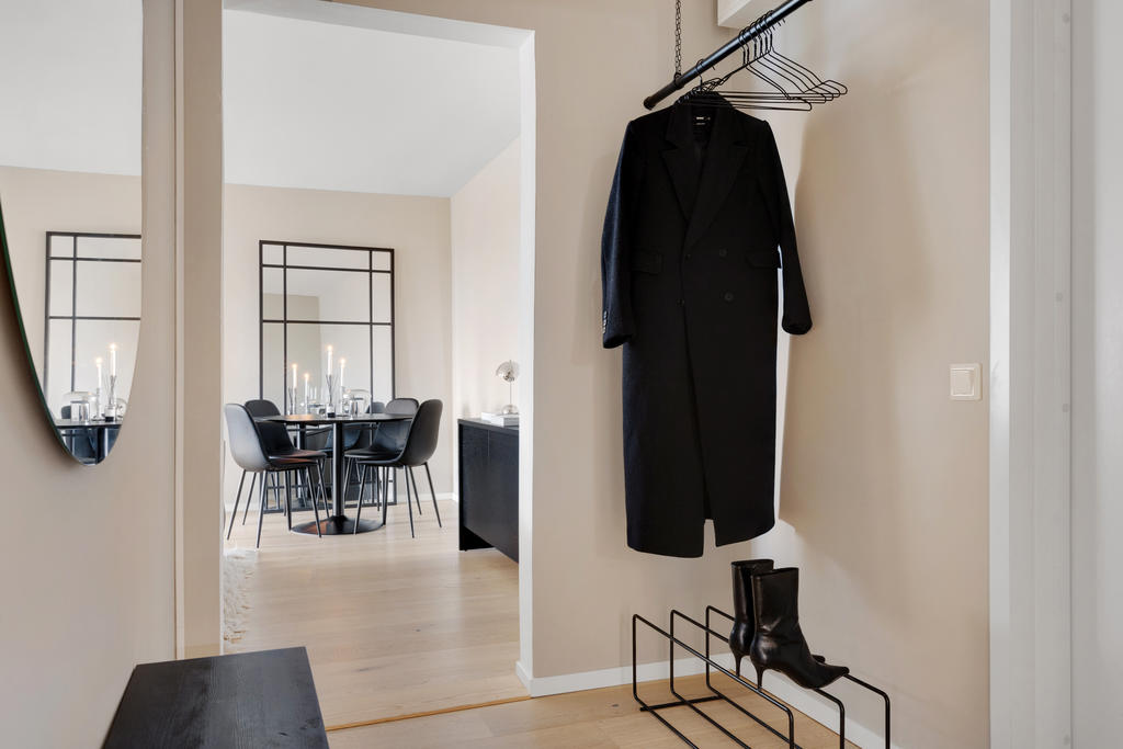 Entréhall med plats för avhängning av kläder och skor