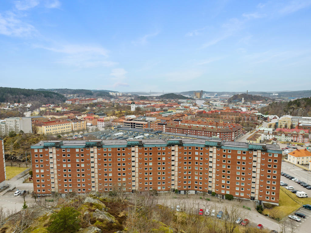 Läget är centralt i Uddevalla med utmärkta kommunikationer precis intill