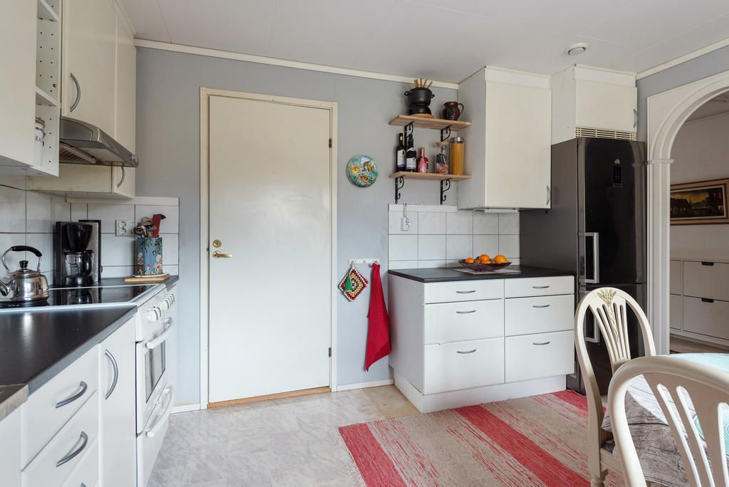 Kök, ingång till tvättstuga