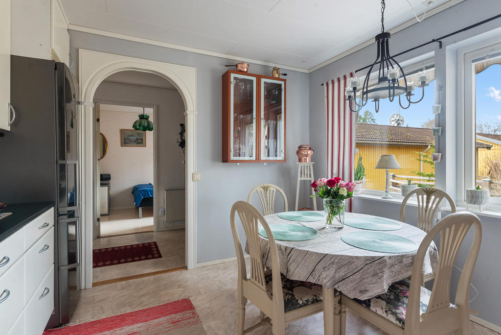 Matplats i köket, diskmaskin och kyl/frysskåp i köket är från år 2020