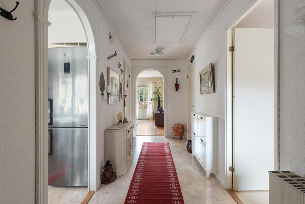 Hall, luftvärmepump i hallen, ovanför ytterdörren