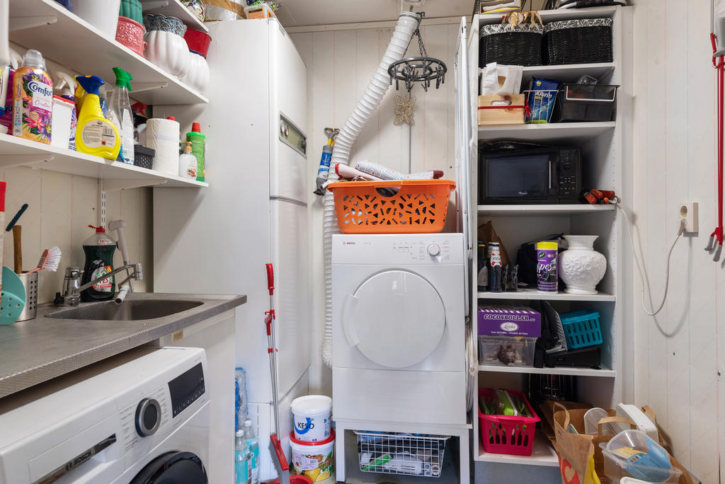 Tvättstuga med tvättmaskin och torktumlare, luftvattenvärmepump