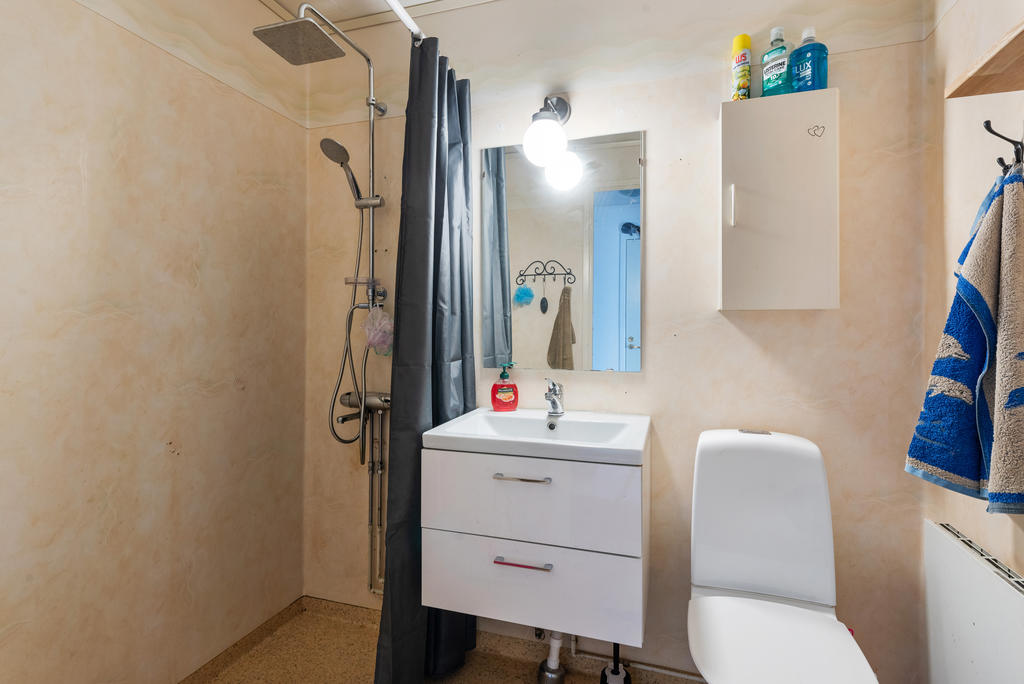 Duschrum med wc, nyare kommod och wc-stol