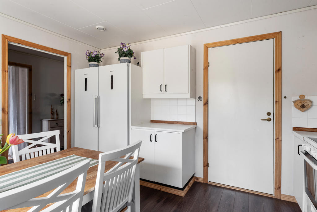 Kyl- och frysskåp är från år 2025, ingång till tvättstuga