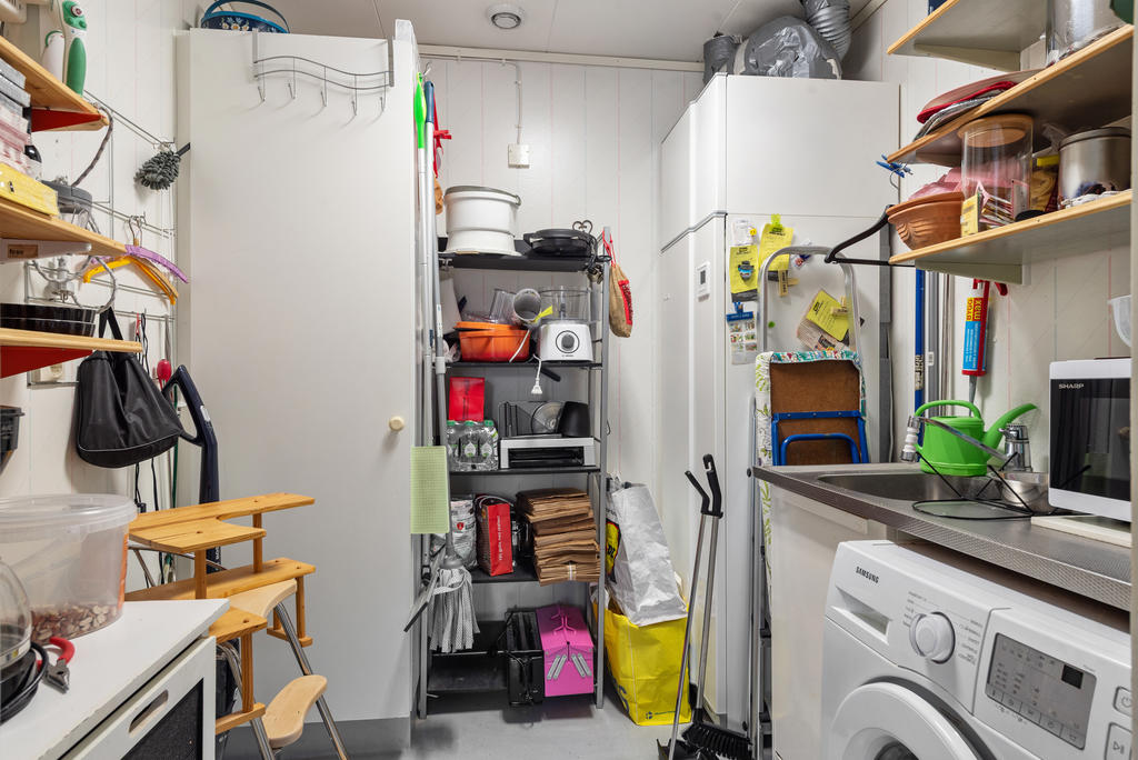 Tvättstuga, tvättmaskinen är ca  6 år gammal. Frånluftspanna med varmvattenberedare är endast ca 2 år gammal