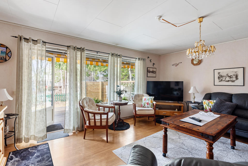 Vardagsrum med utgång till altanen