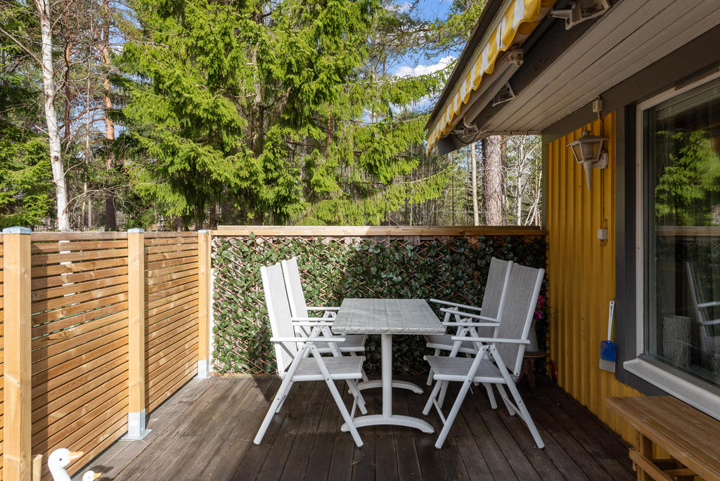 Trädäcket på baksidan av lägenheten