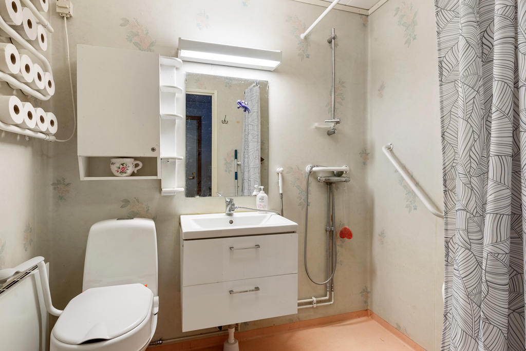 Duschrum med bytt wc-stol och kommod