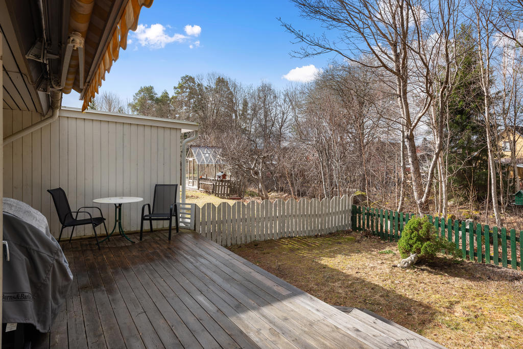 Trädäck liten gräsmatta