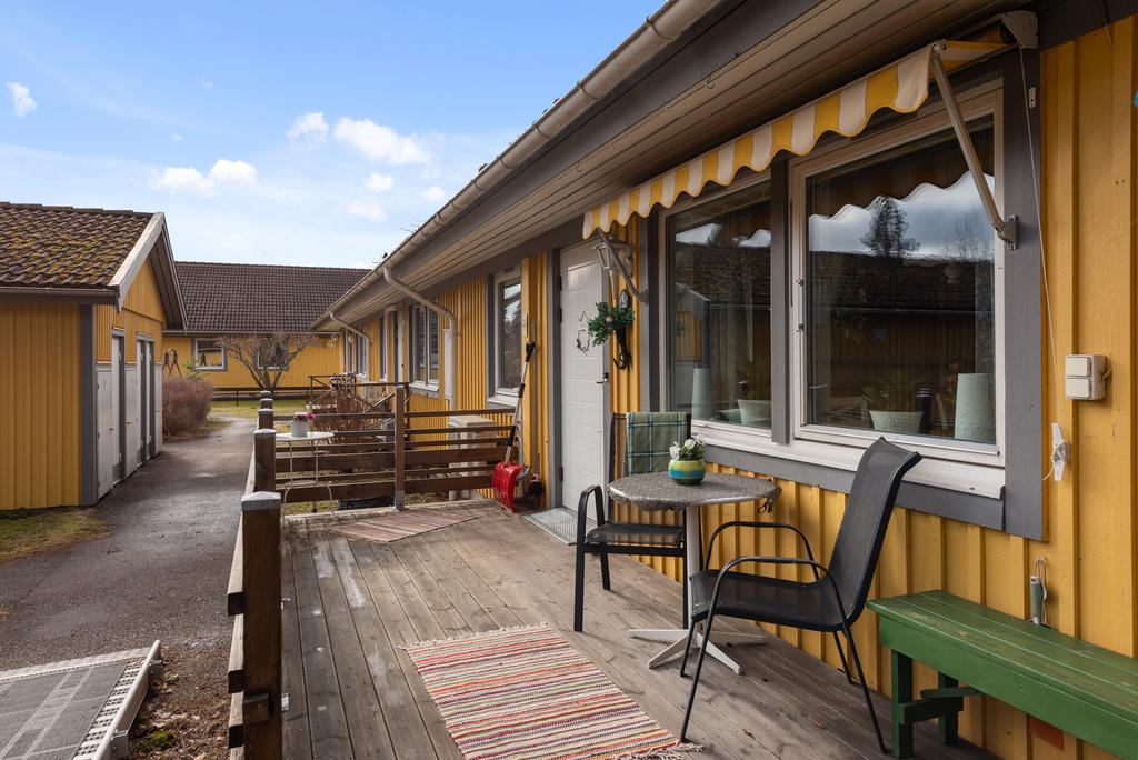 Altanen/verandan på entrésidan